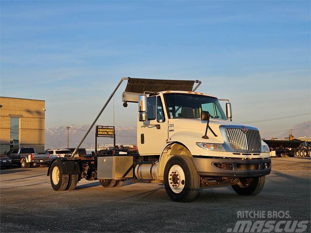 International 4400 Rol kiper kamioni sa kukom za podizanje tereta