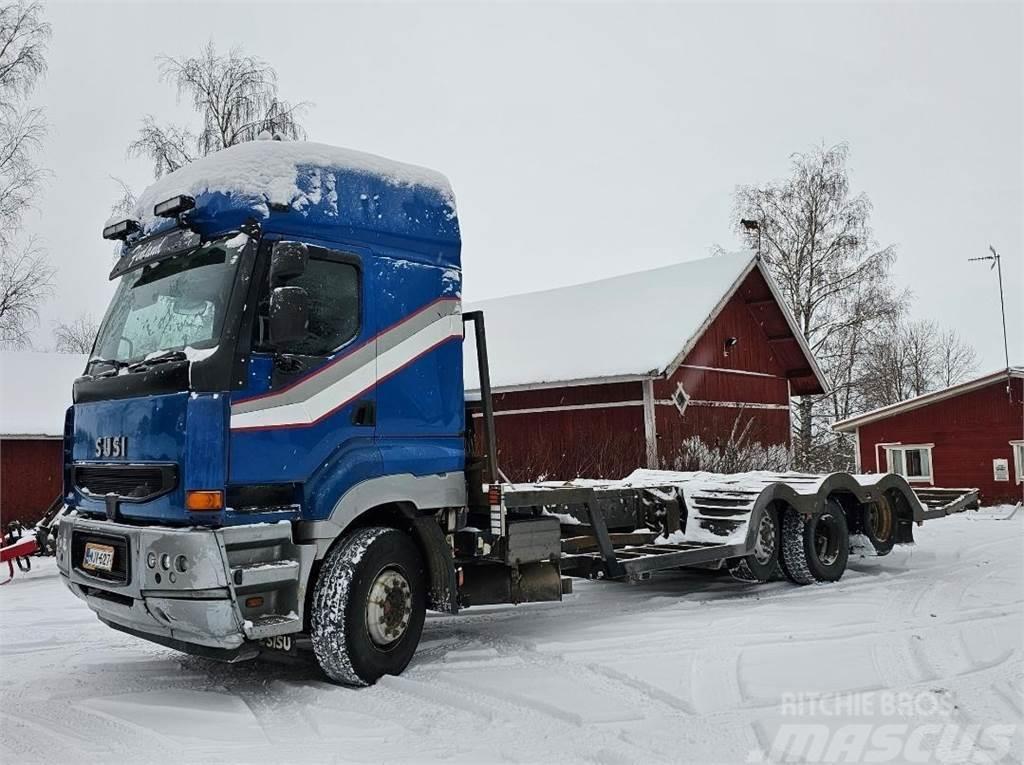 Sisu E11M 8x2 metsäkoneritilä Kamioni za prevoz šumarskih mašina